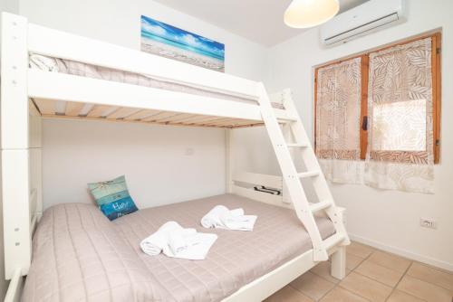 a bedroom with a bunk bed with a ladder at Villa Clelia in Palau