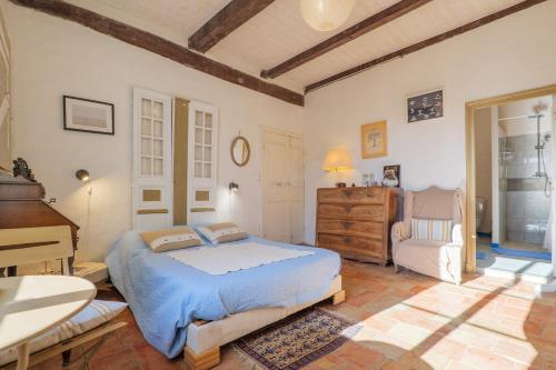 a bedroom with a bed and a piano and a dresser at Laho - Chambre d'hôte in Lagorce