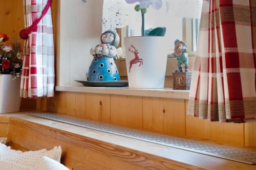 a window sill with christmas ornaments on it at Ferienwohnung Huttenberg in Reit im Winkl