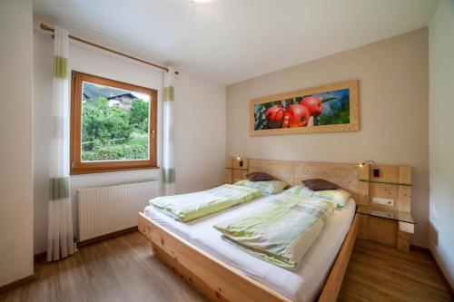 a bedroom with a bed and a window at Langeshof Fewo Morgensonne in Caines