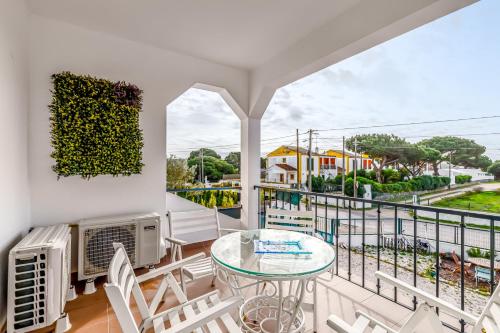 a room with a balcony with a table and chairs at Sublime Sun and Van, By Meco Stays in Alfarim