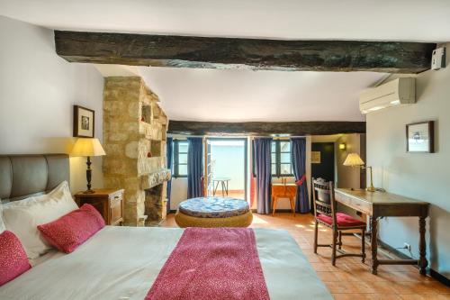 a bedroom with a bed and a desk in a room at Le Grimaldi in Cagnes-sur-Mer