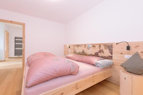 a room with two pink pillows on a bench at Ferienwohnung Berg Wieserhof in Aldino