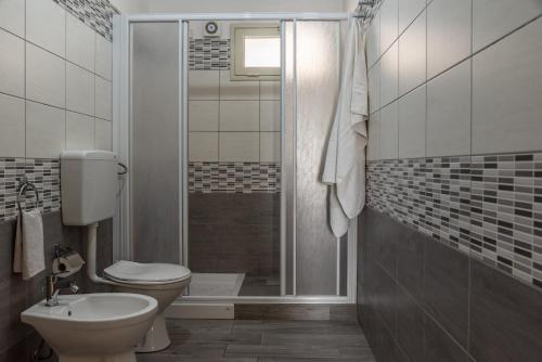 a bathroom with a toilet and a sink and a shower at Appartamento A - Le Terrazze in Ribera
