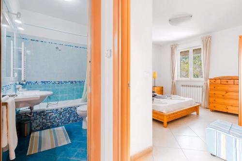 a bathroom with a sink and a toilet and a tub at Casa vacanze Laura in centro in Otranto