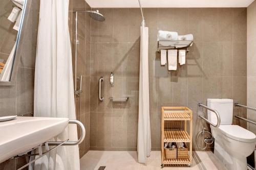 a bathroom with a shower and a toilet at Liberal Wing Villa in Portimão