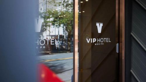 a door to a hotel with a sign on it at VIP Hotel Mokpo in Mokpo