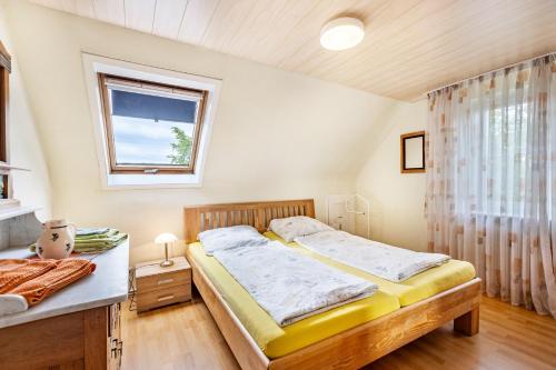a bedroom with two beds and a window at Gita in Öhningen