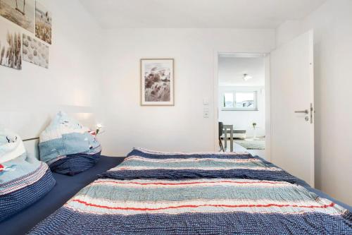 a bedroom with a bed with a rug on it at Achterkajüte in Bodman-Ludwigshafen