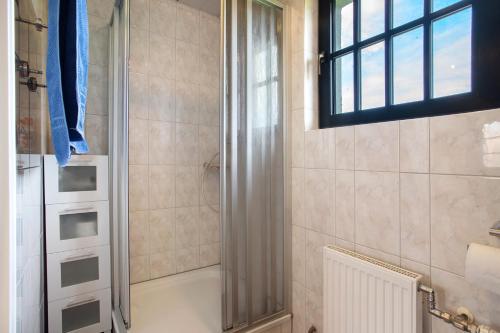 a bathroom with a shower and a window at Haffmöwe Ferienhaus 96 in Mönkebude