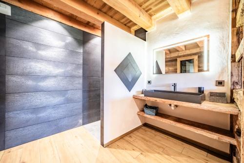 a bathroom with a sink and a mirror at Le Perray Alpine Lodge in Abondance