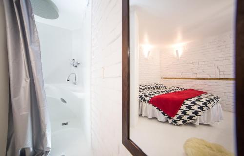 リヴィウにあるFabolous flat Art Designのバスルーム(鏡、ベッド1台、シャワー付)