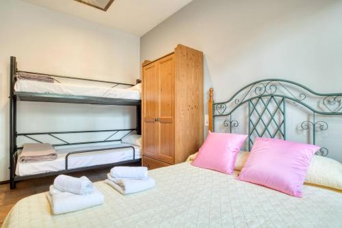 a bedroom with two bunk beds with pink pillows at Casa Isabel in Calonge