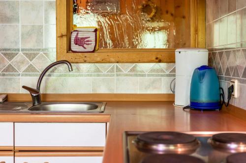 a kitchen with a sink and a counter top with a sink at Stifterhof App Mathilda in Rio Bianco