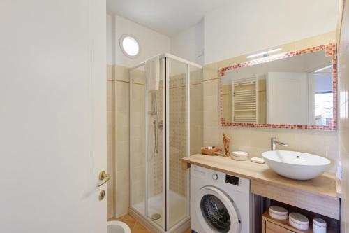 a bathroom with a washing machine and a sink at Villa sole e mare in Cipressa