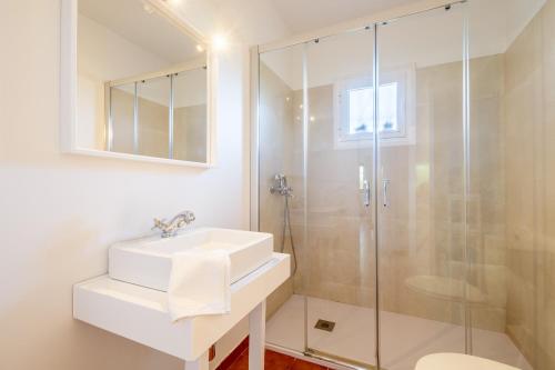 ein Badezimmer mit Waschbecken und Dusche in der Unterkunft Es Viola in Santa Eugènia