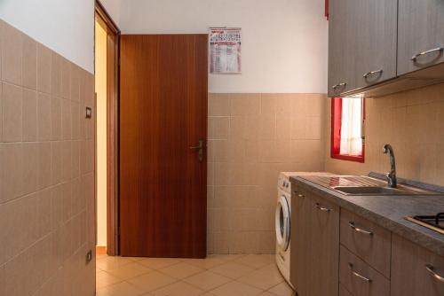 a kitchen with a sink and a washing machine at Appartamento D - Le Terrazze in Ribera