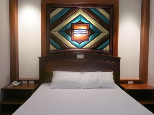 七岩的住宿－七岩SP公園酒店，一间卧室配有一张床,上面有彩色玻璃窗