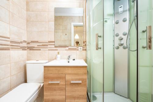 a bathroom with a toilet sink and a shower at Pomelo vacacional in Arguineguín