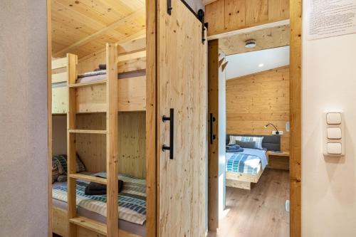 a room with bunk beds in a cabin at Alpenchalet zum Hirsch in Aschau