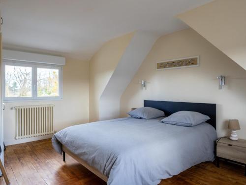 a bedroom with a large bed and a window at Ti Ma Zud Bihan in Pleumeur-Bodou