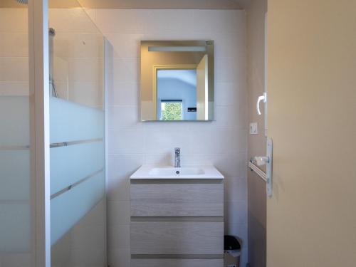 a bathroom with a sink and a mirror at Ti Ma Zud Bihan in Pleumeur-Bodou
