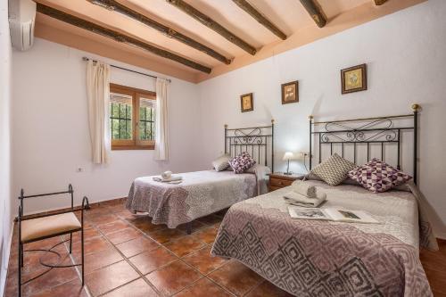 a bedroom with two beds in a room at Las Gallinas Cottage Orgiva in Órgiva