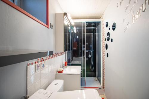 a bathroom with a shower and a sink and a toilet at Les Gabernous in Tursac