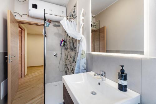 a bathroom with a sink and a shower at Casa Làrisa Lago Maggiore in Laveno-Mombello
