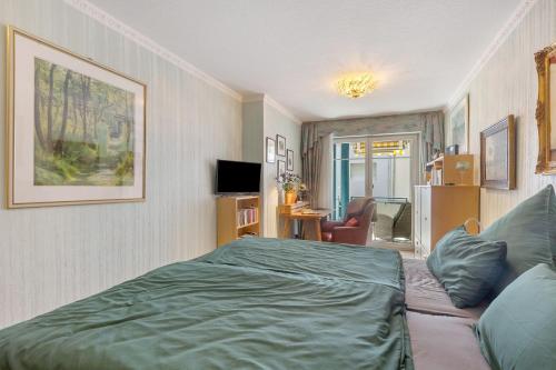 a bedroom with a bed and a living room at Ferienwohnung Roswitha am Park in Bad Orb