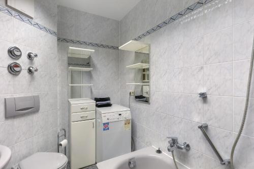 a white bathroom with a sink and a toilet at Ferienwohnung Roswitha am Park in Bad Orb