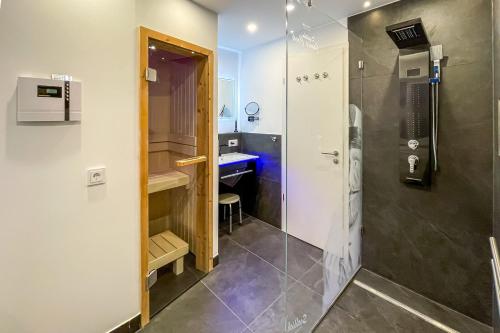 a bathroom with a shower and a sink at Schleivilla Kapitän James Cook2 in Kappeln
