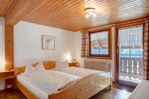 a bedroom with a bed and a window at Oberes Wirtshaus in Titisee-Neustadt
