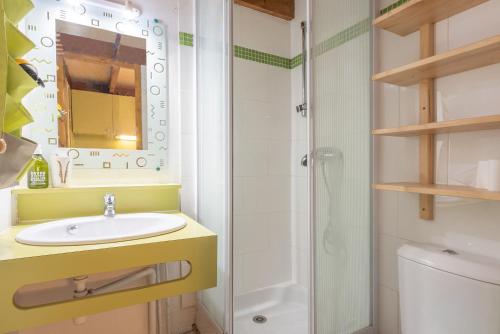 a bathroom with a sink and a shower at Appartement 6 pers Piau Engaly in Aragnouet