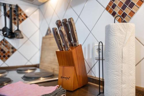 a wooden block of knives sitting on a counter at Ferienwohnung Caspersen in Viöl