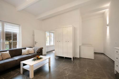 a living room with a couch and a table at Ferienwohnung Müncheberg 2 in Müncheberg