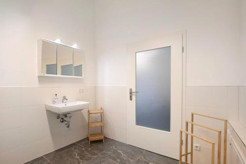 a bathroom with a sink and a mirror at Ferienwohnung Müncheberg 2 in Müncheberg