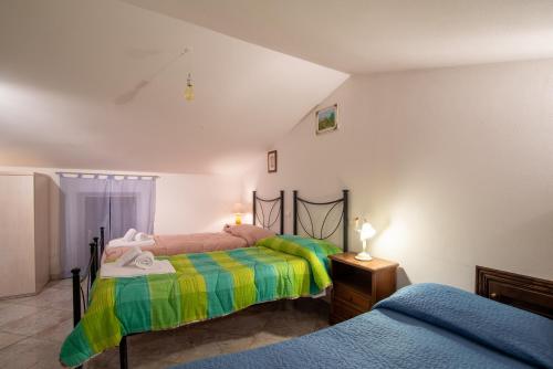 a bedroom with two beds in a room at Papà Giuseppe Il Fienile in Cortona