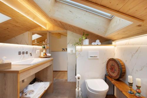 a bathroom with a toilet and a sink at Haus Alpenveilchen - Appartement 4 in Schönau am Königssee