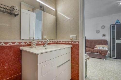 a bathroom with a sink and a mirror at Apartamento en playa de Daimús in Daimuz