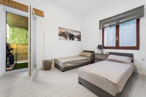 a bedroom with a bed and a window at Appartamento Matteo in Pula
