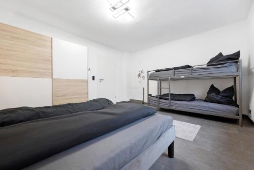 a bedroom with two bunk beds in it at Gemütliche und ruhige Wohnung in Stuttgart