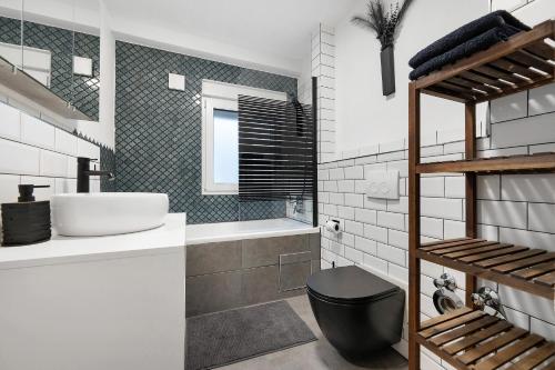 a bathroom with a sink and a toilet and a tub at Gemütliche und ruhige Wohnung in Stuttgart