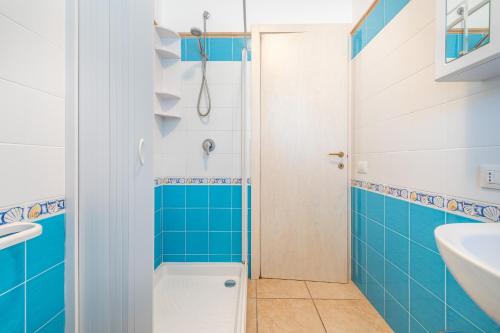 a bathroom with a toilet and a sink at Sottotorre 1 in Calasetta