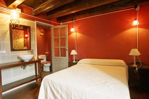 a bedroom with a bed and a bathroom with a sink at Reoyo 1 in Mambrilla de Castrejón