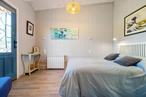 a bedroom with a bed and a table in it at Habitacion Doble Jardin in Camarles