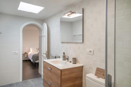 a bathroom with a sink and a mirror at Apartamentos Callao in Playa Quemada