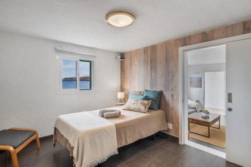 a bedroom with a bed and a window at Apartamentos Callao in Playa Quemada