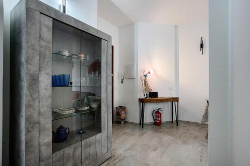 a large glass cabinet in a room with a table at Vivere Lerici con parcheggio in Lerici