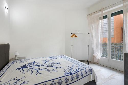 a white room with a bed and a window at Vivere Lerici con parcheggio in Lerici
